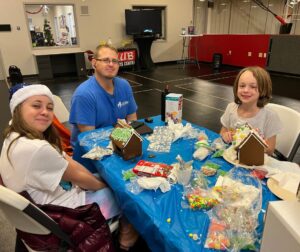 Gingerbread-House-Decorating (9)